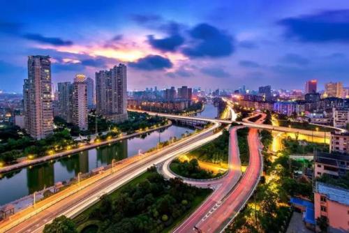 開發(fā)“城市大腦”綜合系統(tǒng)，打造新型智慧城市